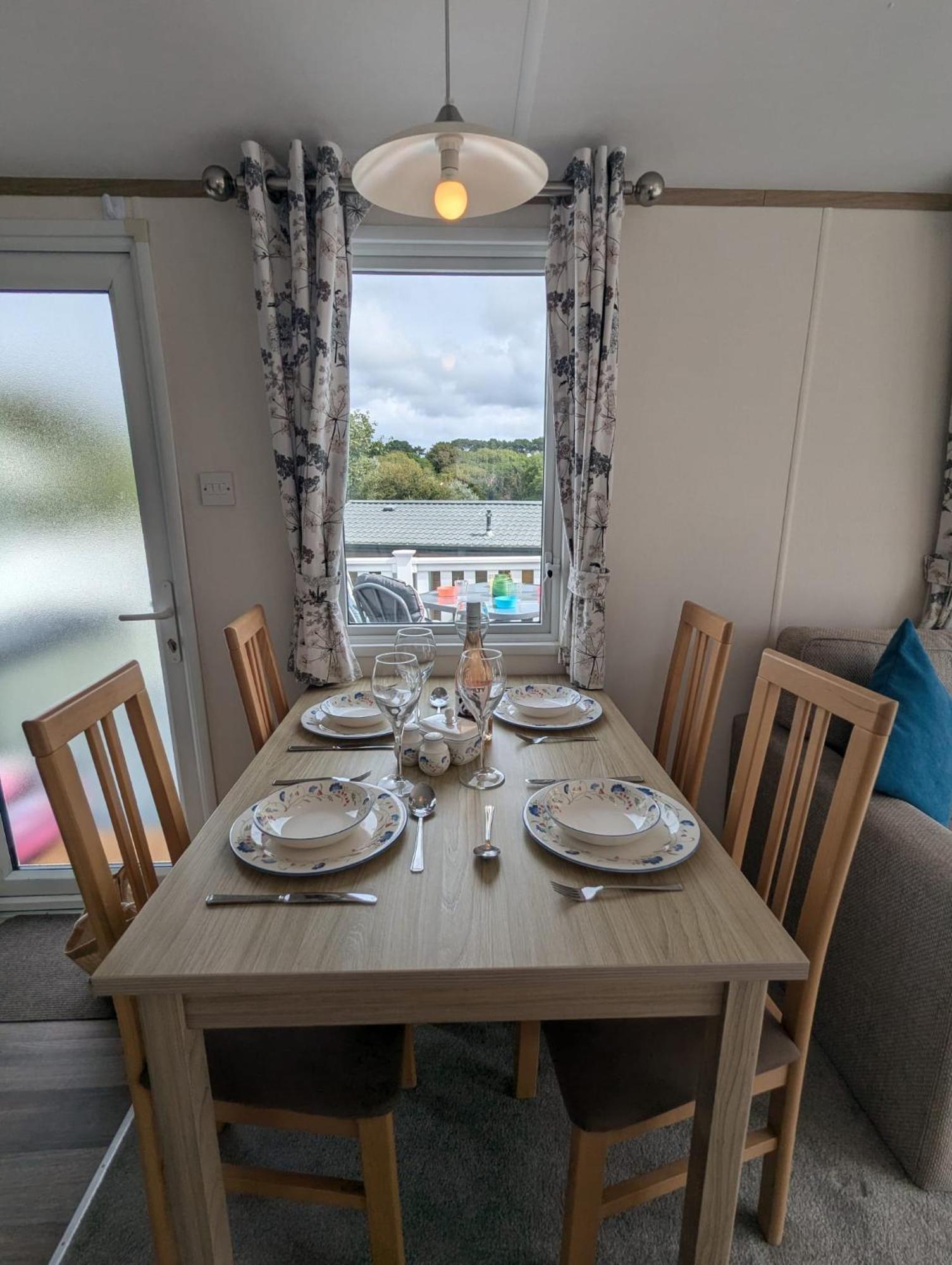 Lovely Bright And Airy Caravan On The 5 Star Shorefield Country Park Entertainment Passes Included 밀퍼드온시 외부 사진