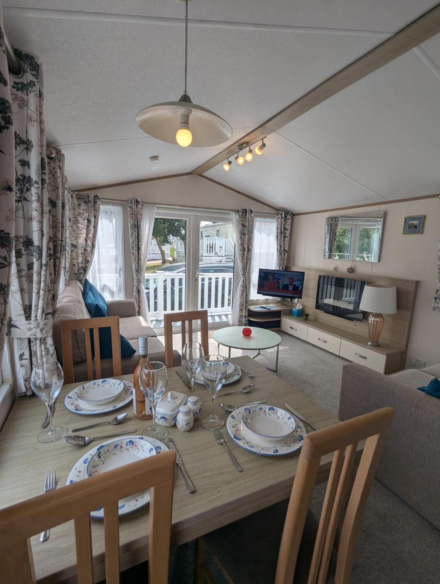 Lovely Bright And Airy Caravan On The 5 Star Shorefield Country Park Entertainment Passes Included 밀퍼드온시 외부 사진