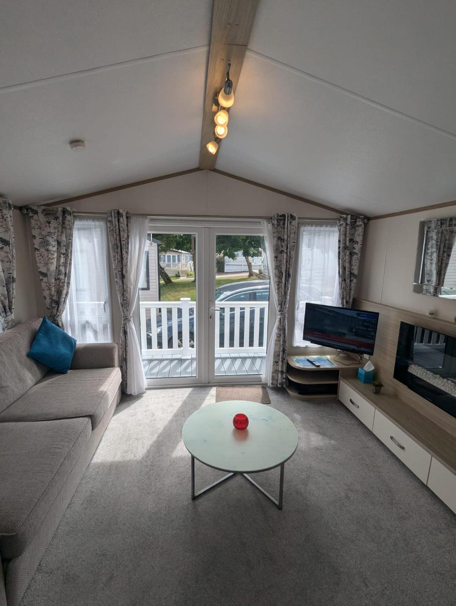 Lovely Bright And Airy Caravan On The 5 Star Shorefield Country Park Entertainment Passes Included 밀퍼드온시 외부 사진